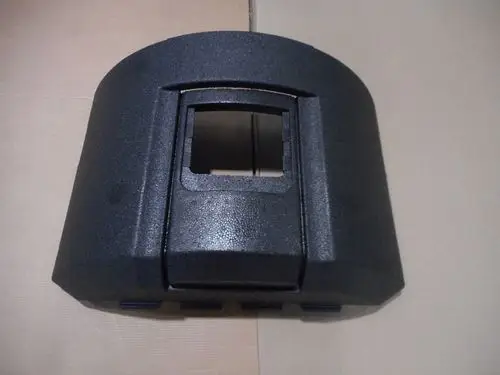 Schwarze, rechteckige vordere Haube mit einem zentralen Ausschnitt, passend für Remeha Produkte. Montageschrauben sind vorhanden.